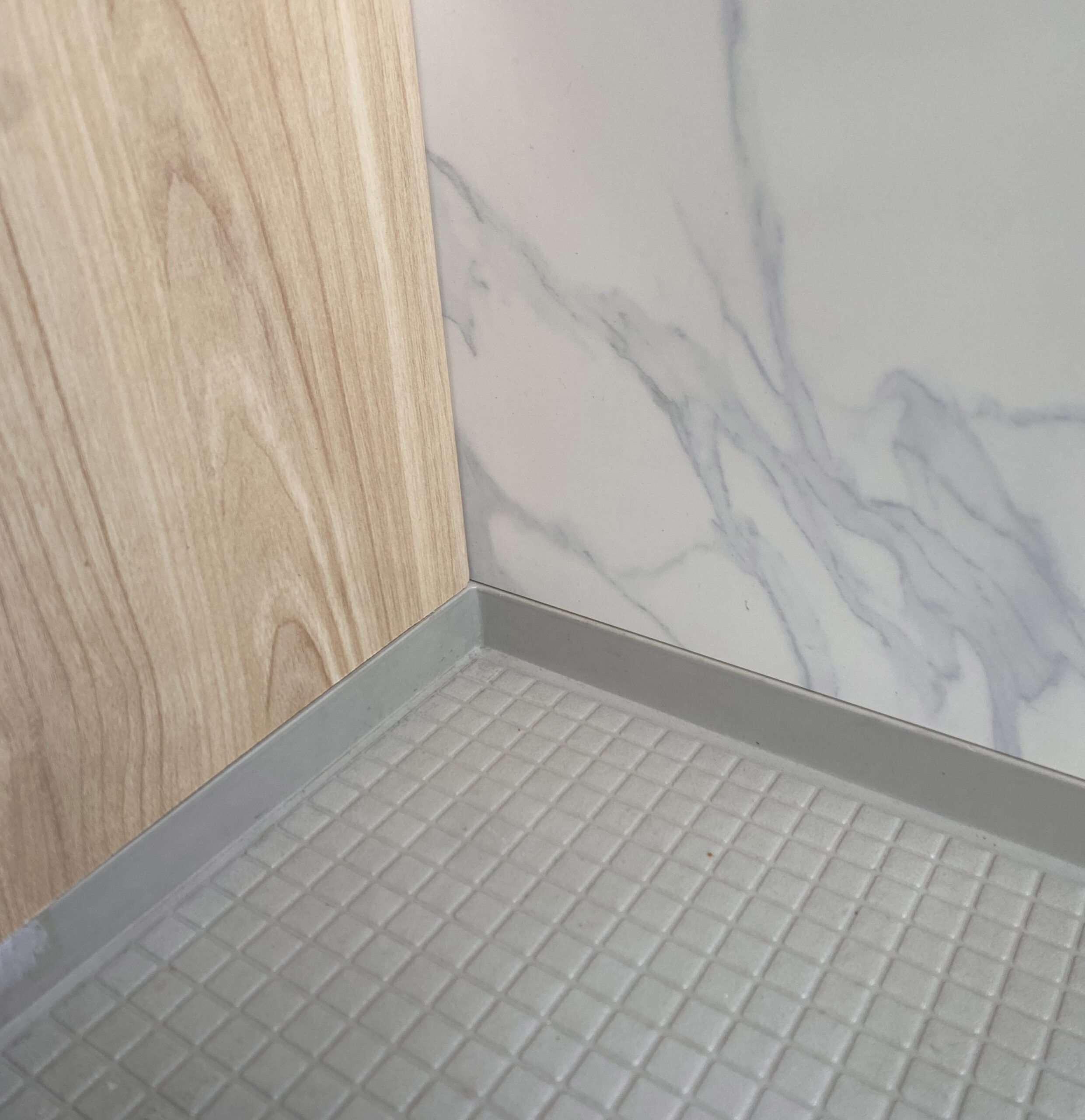 Connection method between SMC bathroom base and wall panels