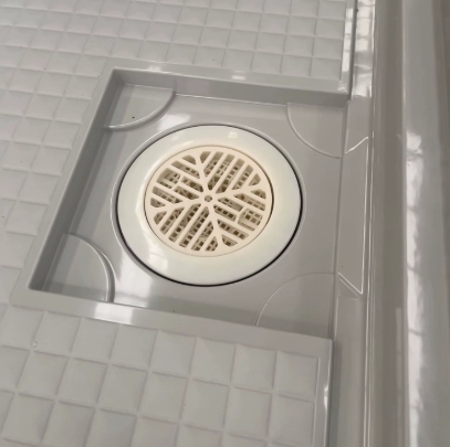 High-flow floor drain used in an SMC bathroom base